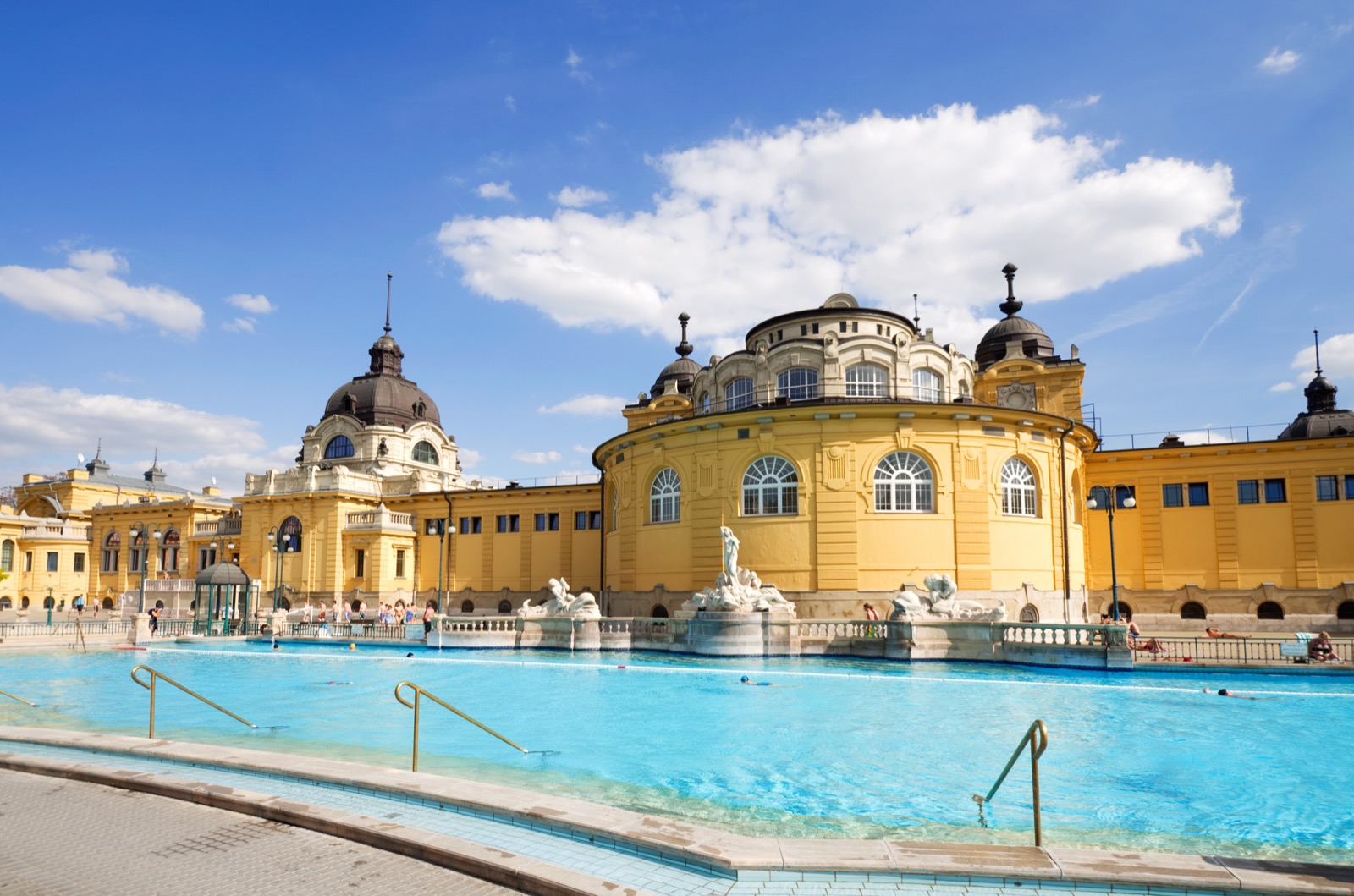 Freiluftbecken eines Budapester Thermalbads