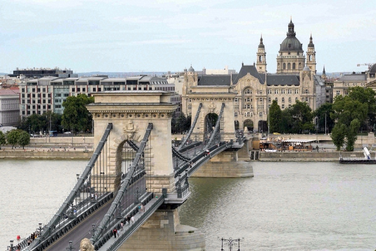Széchenyi-Kettenbrücke über die Donau, dahinter die St.-Stephans-Basilika